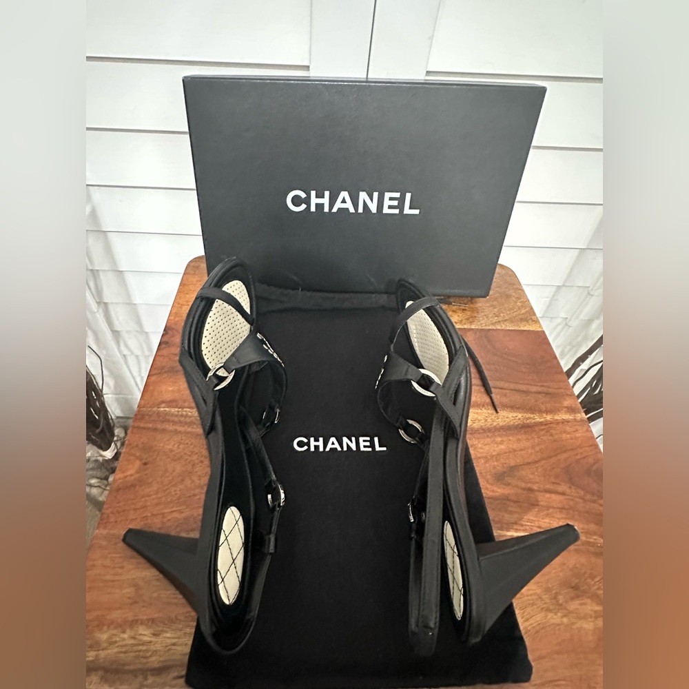 GENUINE CHANEL SLING BACK HEEL SANDALS.  SIZE 40 Gorgeous and Great Condition - Picture 3 of 16